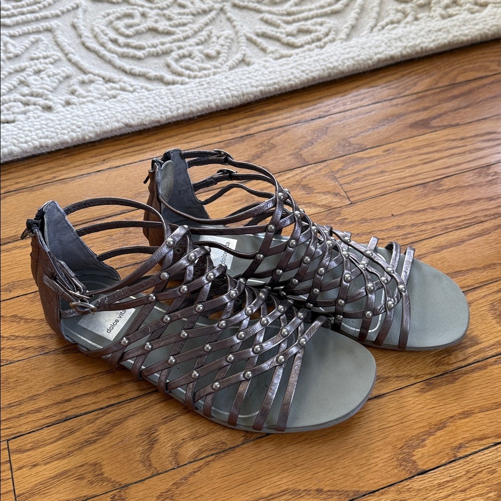 Dolce Vita Women's Strappy gladiator Sandals in Metallic Gray 7.5